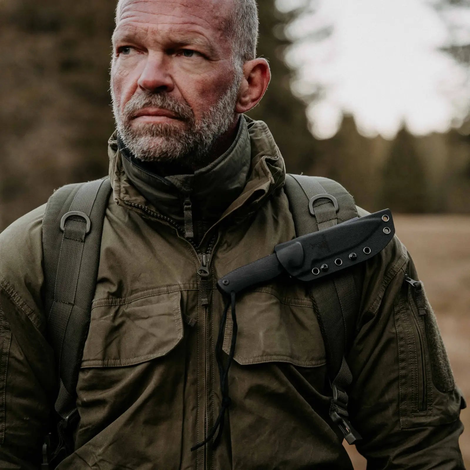 Mann wandert im Wald