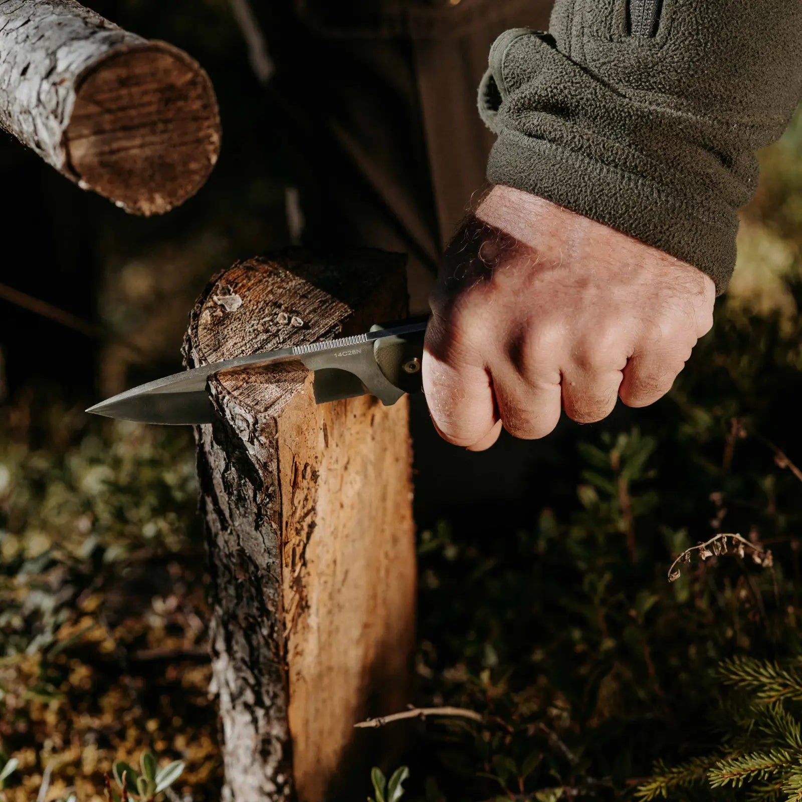 Nahaufnahme von gehärtetem Stahl im Gelände, bei der Holzbearbeitung